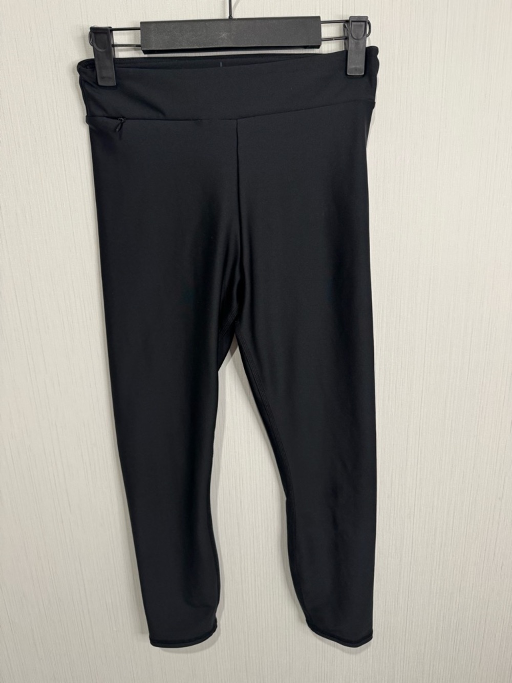 ALO CROP LEGGINGS. Black. XS. 22” inseam. No flaws.
